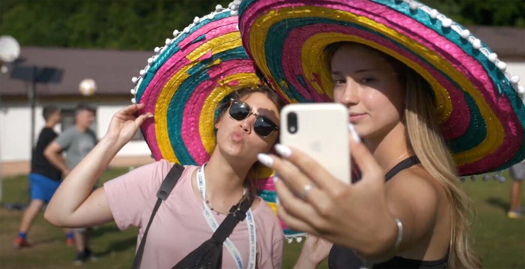 TUNI tabara un nou inceput people smiling